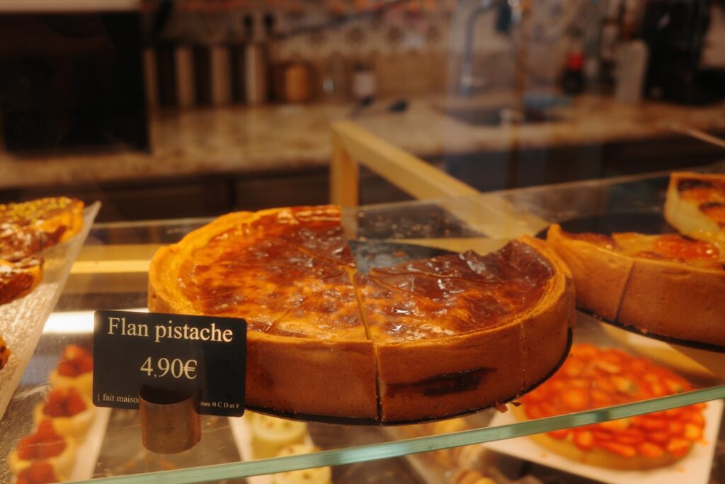 Pistachio flan tart with 4.90€ price tag